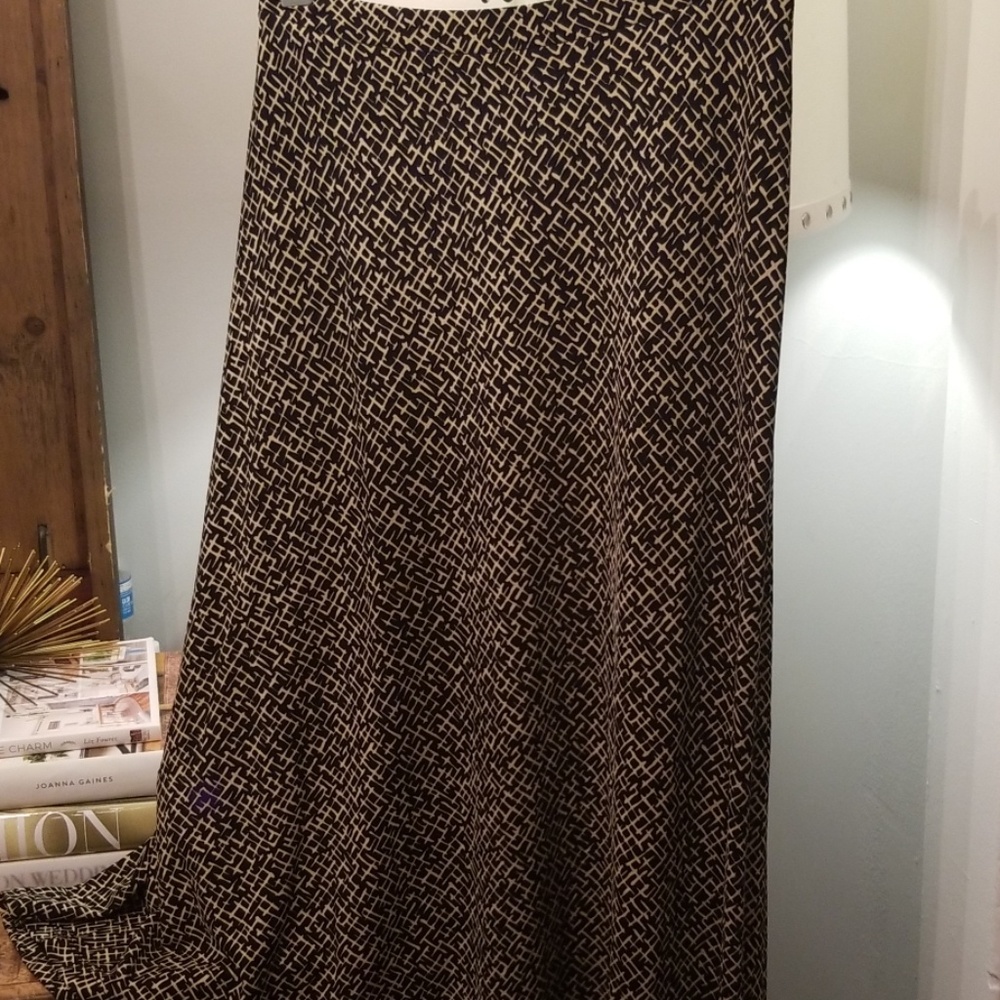 Skirt that moves as you do, size XL